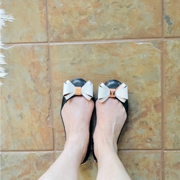 ❤️TED BAKER good as new with Box White Bow flats in rose gold square hardware. - Picture 8 of 8